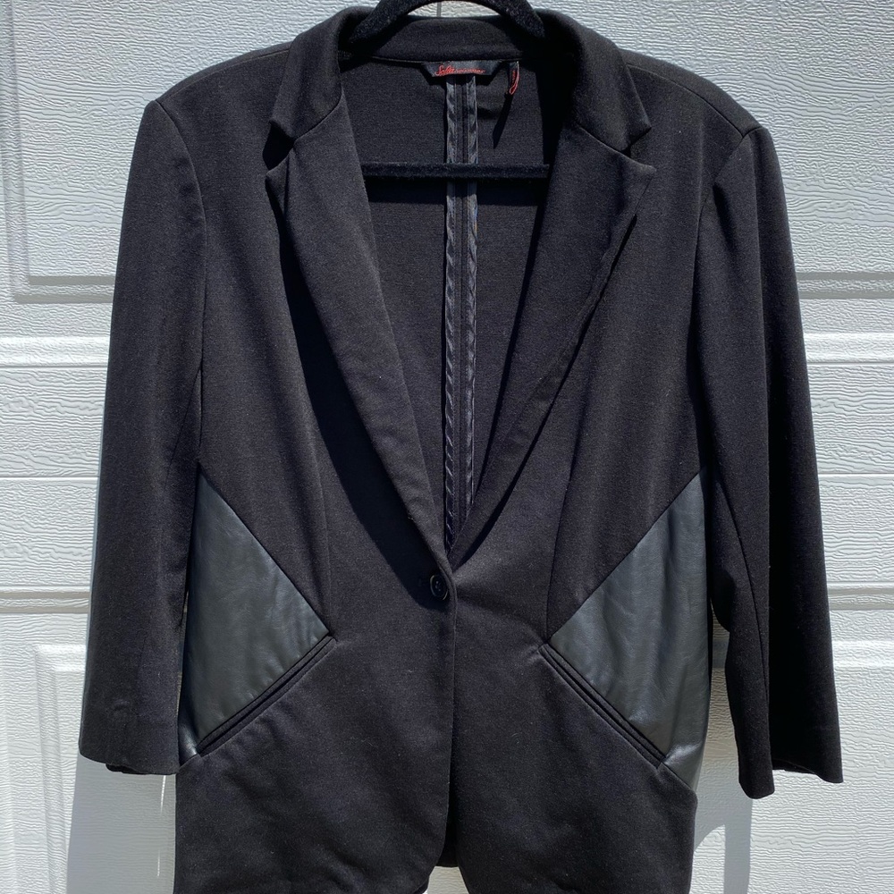 🦋Black blazer with shoulder pads.